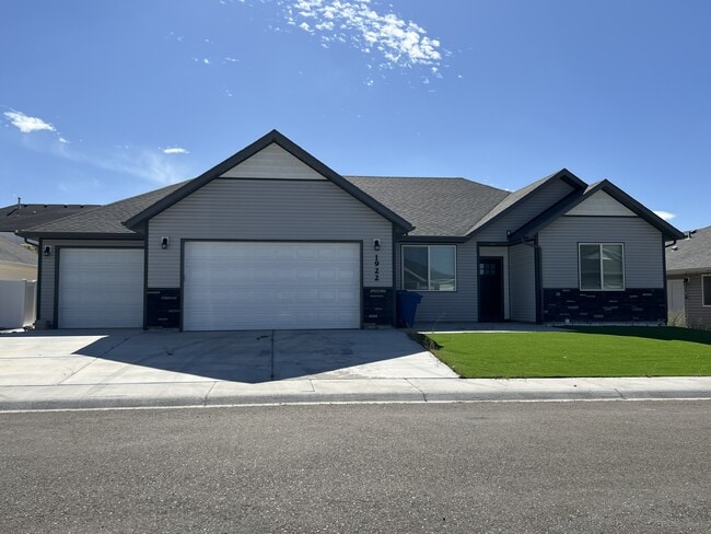 property at 1922 Pheasant Dr