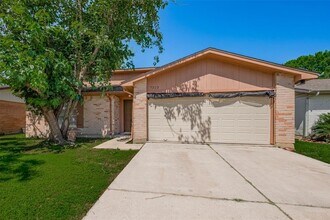 7323 Log Cradle Dr in Houston, TX - Building Photo - Building Photo