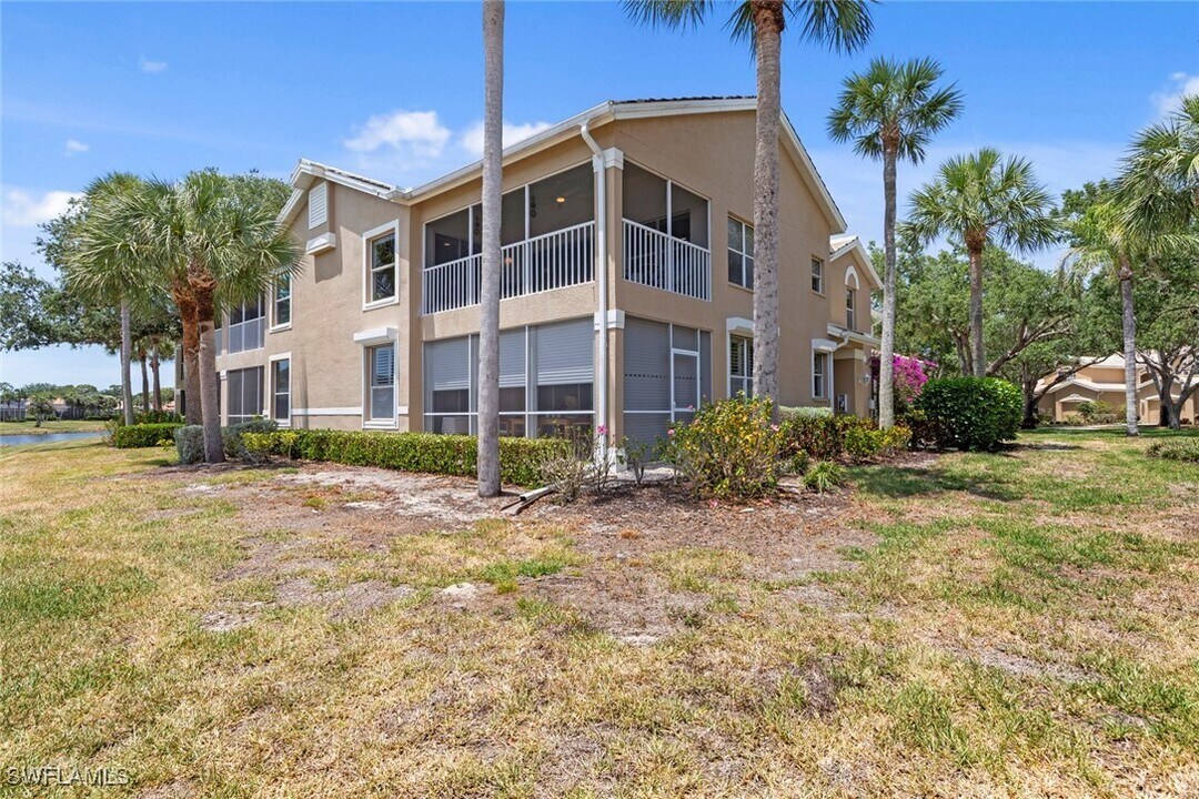 24748 Lakemont Cove Ln in Bonita Springs, FL - Foto de edificio