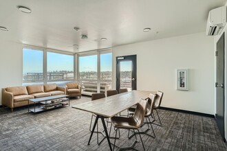 Welcome to AV Lofts! Beautiful views in Tacoma, WA - Foto de edificio - Building Photo