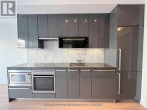 115 McMahon Dr in Toronto, ON - Building Photo - Building Photo