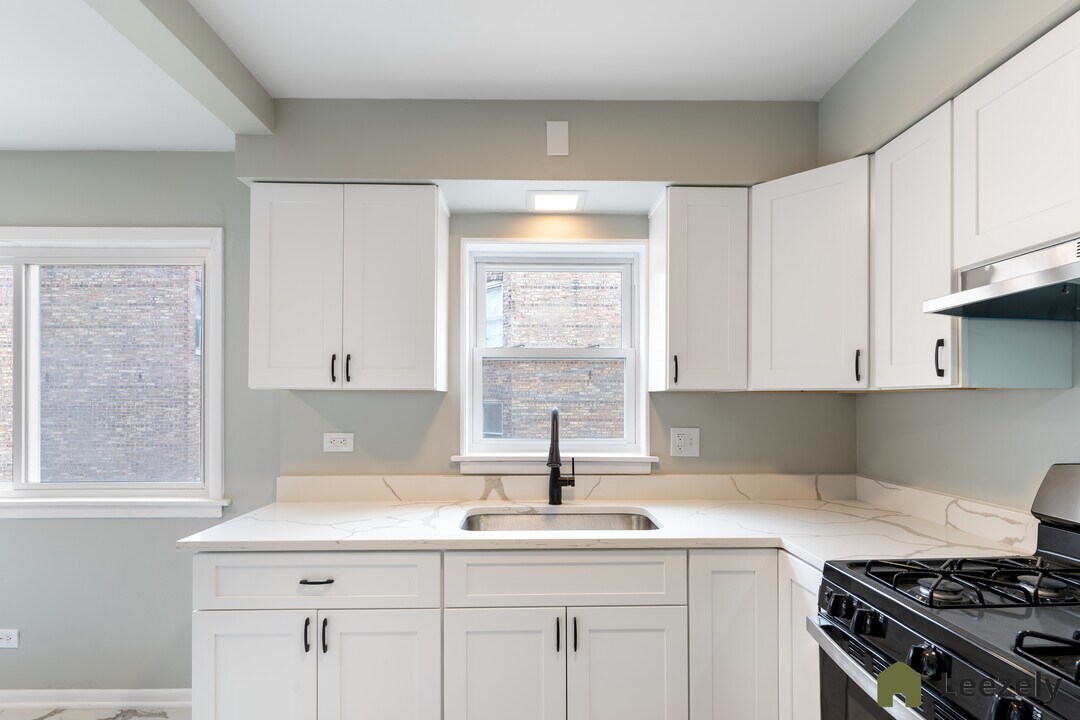 2457 W 69th St in Chicago, IL - Building Photo