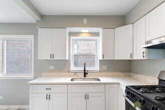 2457 W 69th St in Chicago, IL - Building Photo - Building Photo