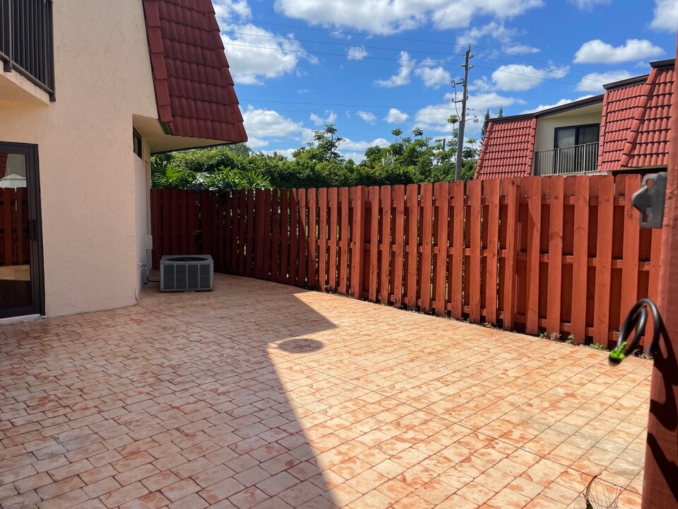 3878 Victoria Dr in West Palm Beach, FL - Foto de edificio