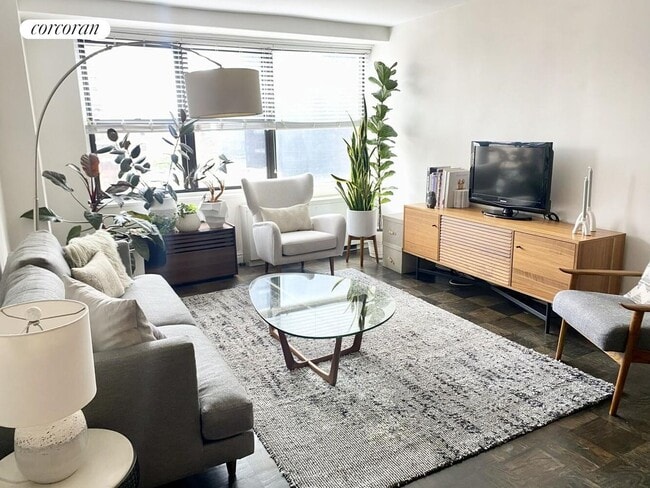 305 E 40th St in New York, NY - Building Photo - Building Photo