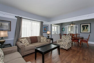 1990 E Villa St in Pasadena, CA - Building Photo - Building Photo