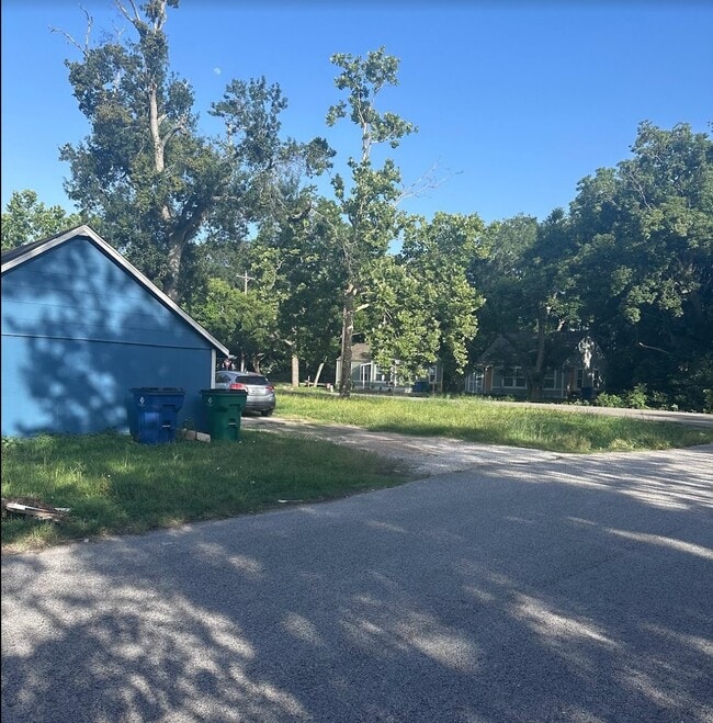 310 N Rock Island St in Angleton, TX - Building Photo - Building Photo