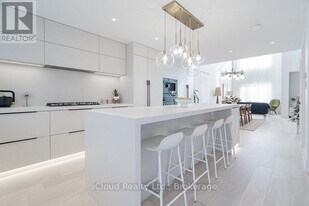 5389 Kindos St in Burlington, ON - Building Photo