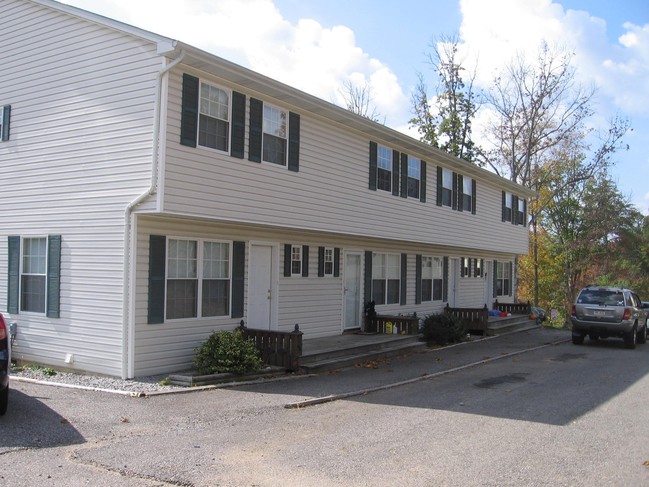 1 Frankie Ln in Elkview, WV - Foto de edificio - Building Photo