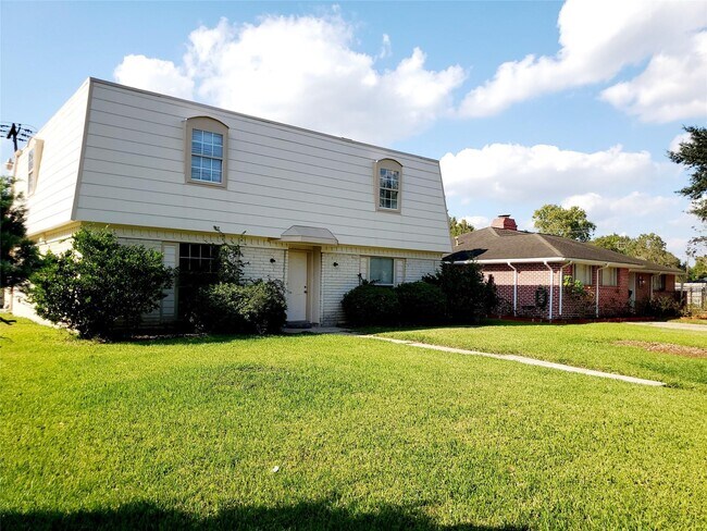 11806 Hillcroft St in Houston, TX - Building Photo - Building Photo