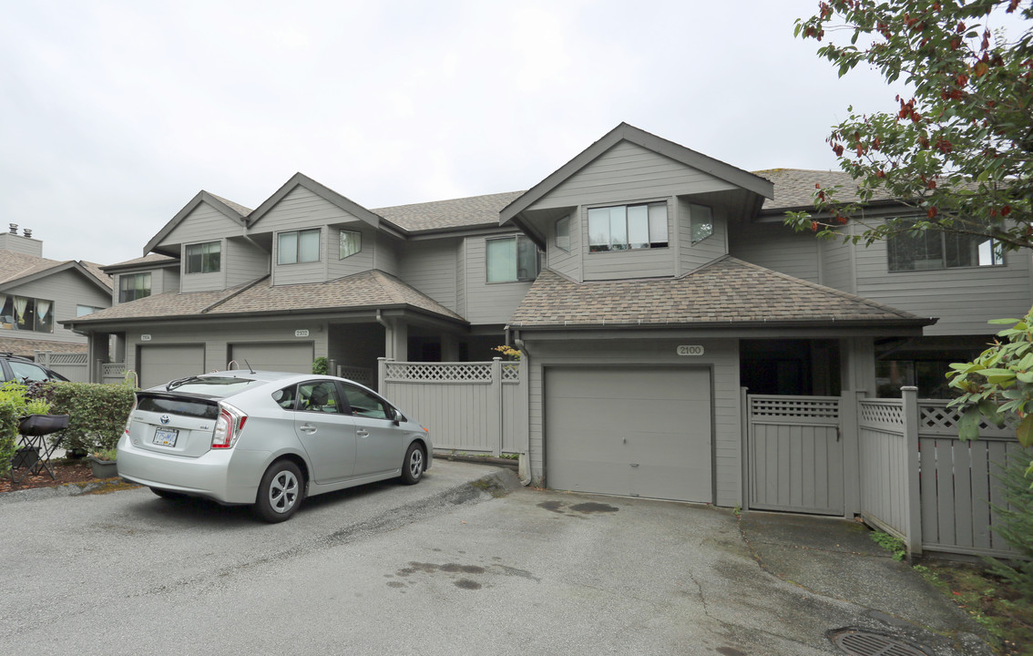 2100-2104 Panorama Dr in North Vancouver, BC - Building Photo