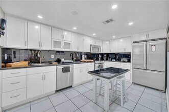 5001 Collins Ave in Miami Beach, FL - Building Photo - Building Photo