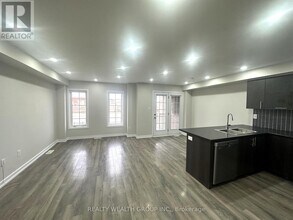 112 Golden Springs Dr in Brampton, ON - Building Photo - Building Photo