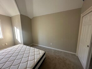 13698 SW Hillshire Dr in Tigard, OR - Foto de edificio - Building Photo