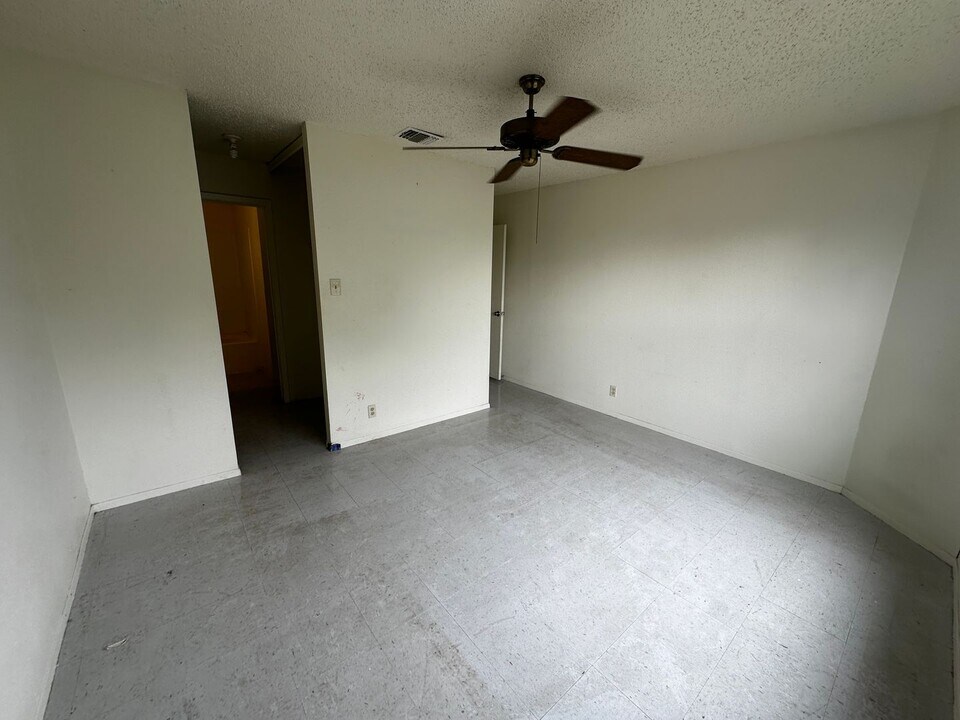 8437 Forest Ridge Dr in San Antonio, TX - Building Photo