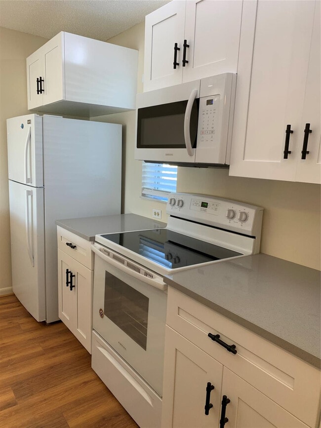 10038 Twin Lakes Dr in Coral Springs, FL - Building Photo - Building Photo