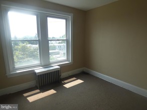484 Shurs Ln in Philadelphia, PA - Foto de edificio - Building Photo