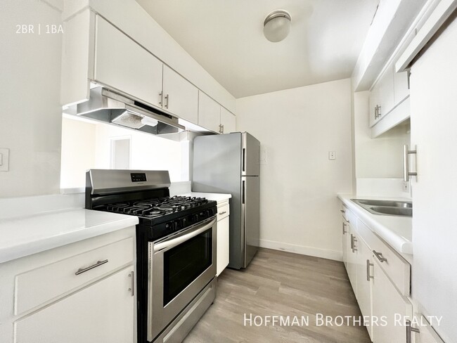 4215 Don Tomaso Dr, Unit 8 in Los Angeles, CA - Building Photo - Building Photo