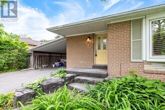 10 Holman Crescent in Aurora, ON - Building Photo - Building Photo