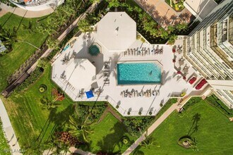 4901 Gulf Shore Blvd N in Naples, FL - Foto de edificio - Building Photo