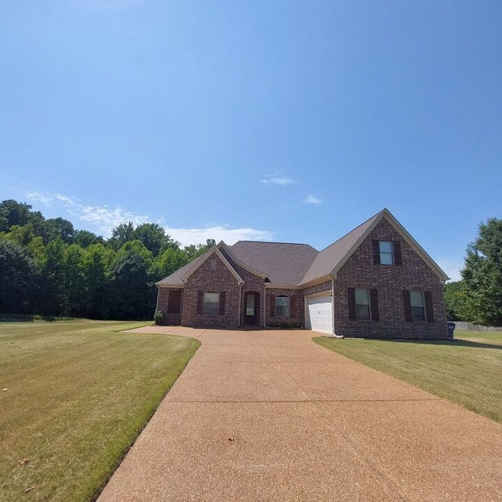 5285 Hurt Rd in Horn Lake, MS - Foto de edificio