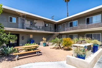 2159 Elm Ave. in Long Beach, CA - Building Photo - Building Photo