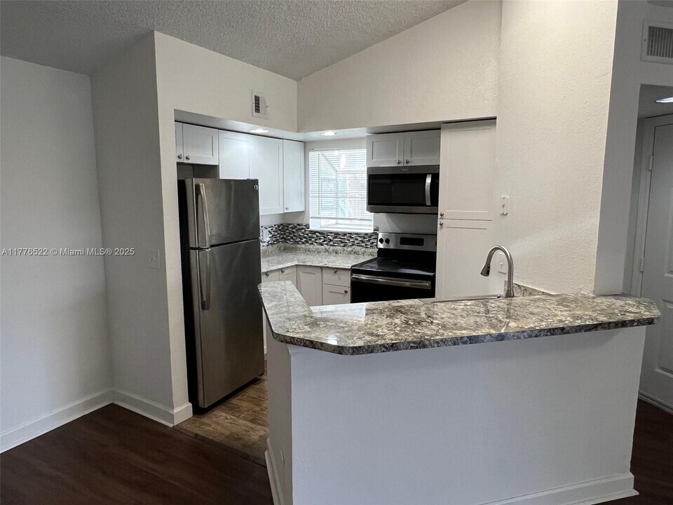 3380 Pinewalk Dr N in Margate, FL - Building Photo