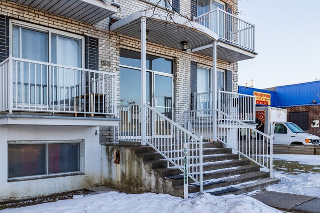 7850 Des Ormeaux Av in Montréal, QC - Building Photo - Building Photo