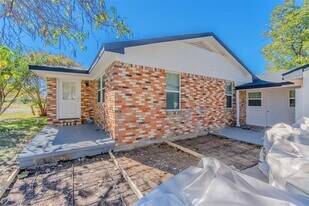 605 Lloyd in Italy, TX - Building Photo