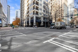 230 S Tryon St, Unit 409 in Charlotte, NC - Building Photo - Building Photo