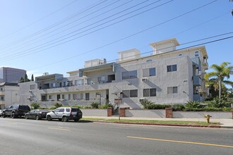 963 S Barrington Ave in Los Angeles, CA - Building Photo - Building Photo