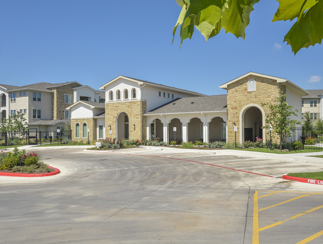 Lucero in San Antonio, TX - Foto de edificio - Building Photo