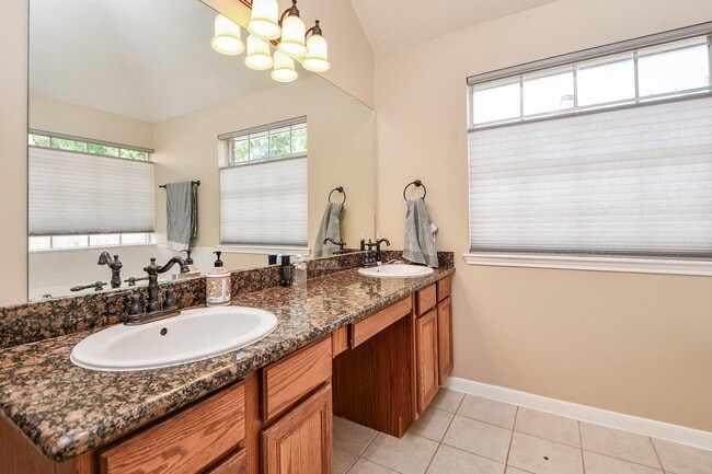 8323 Lake Crystal Dr in Houston, TX - Building Photo - Building Photo