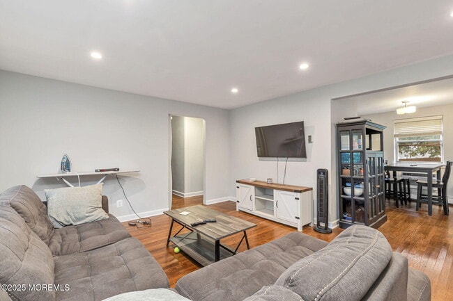 32 Manor Dr in Red Bank, NJ - Building Photo - Building Photo