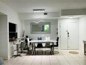 9805 NW 52nd St, Unit 502 in Doral, FL - Foto de edificio - Building Photo