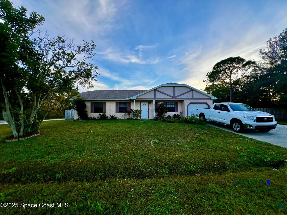 202 Cocoa St SE in Palm Bay, FL - Building Photo