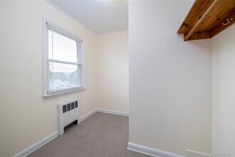 60 Chestnut St in Hempstead, NY - Building Photo - Building Photo