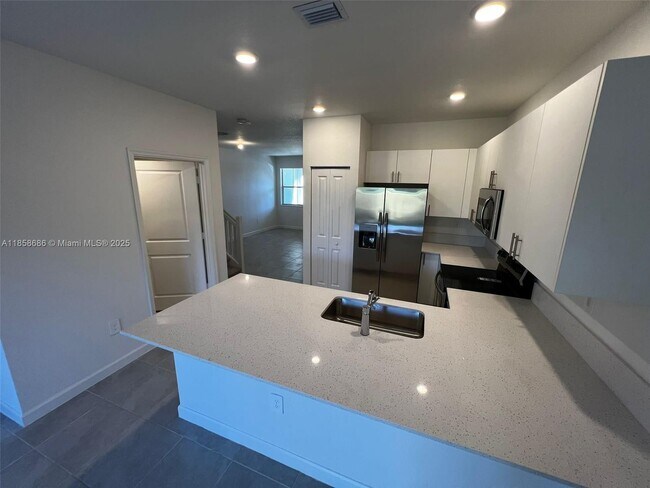 2703 SE 10th St in Homestead, FL - Building Photo - Building Photo