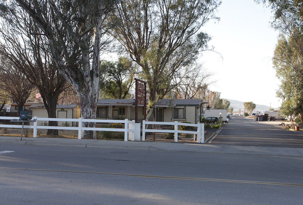 Casa De Moble in Lake Elsinore, CA - Foto de edificio