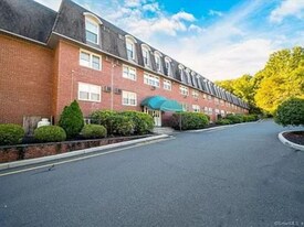 34 Padanaram Rd, Unit 3RD FLOOR in Danbury, CT - Building Photo