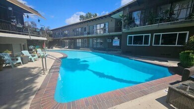 Holiday Manor in Studio City, CA - Building Photo - Building Photo