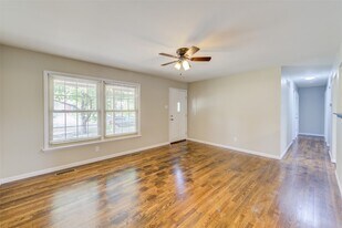 624 S Pam Ave in St. Charles, MO - Building Photo