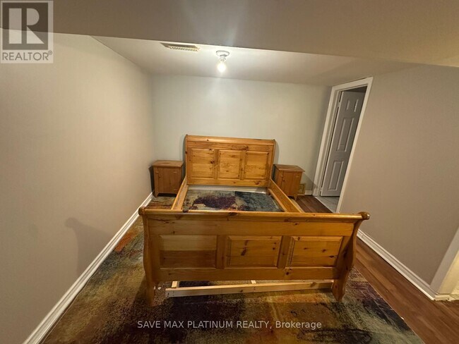 111 Folkstone Crescent in Brampton, ON - Building Photo - Building Photo