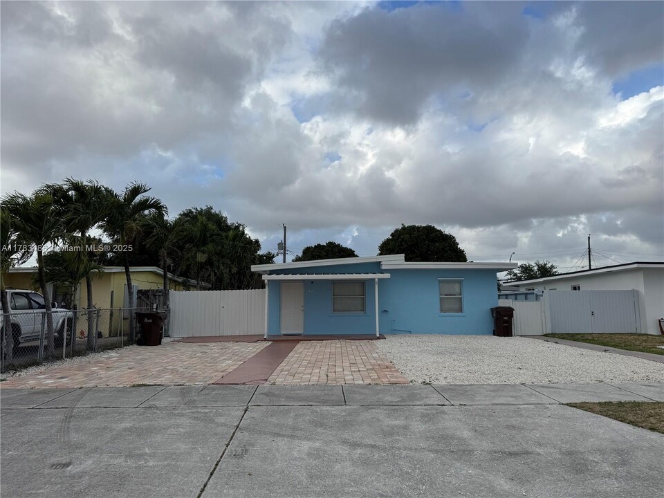 621 E 43rd St in Hialeah, FL - Building Photo