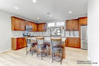 635 Merit Dr in San Marcos, CA - Foto de edificio - Building Photo