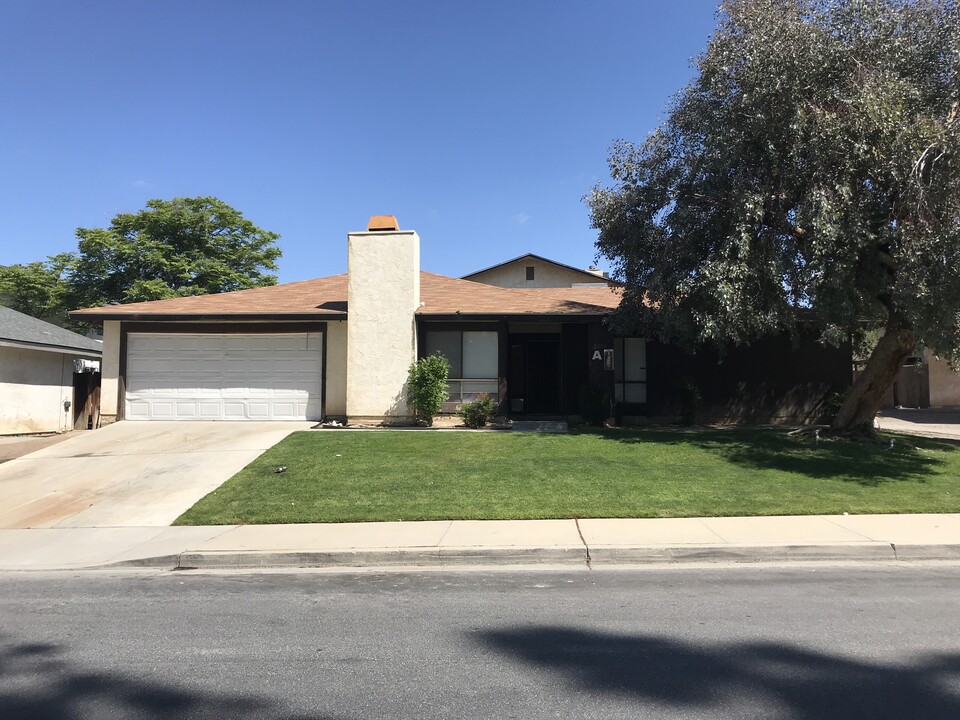 2400 Eric Way in Bakersfield, CA - Building Photo