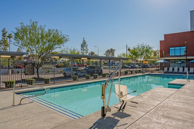 2044 S Willow Creek Apartment in Tempe, AZ - Building Photo - Building Photo