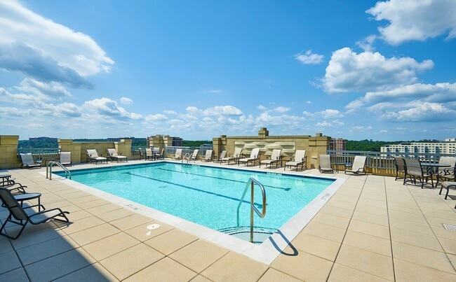 Meridian at Grosvenor Station in North Bethesda, MD - Foto de edificio - Building Photo