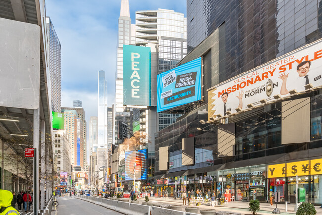 1600 Broadway on the Square Condominium in New York, NY - Foto de edificio - Building Photo