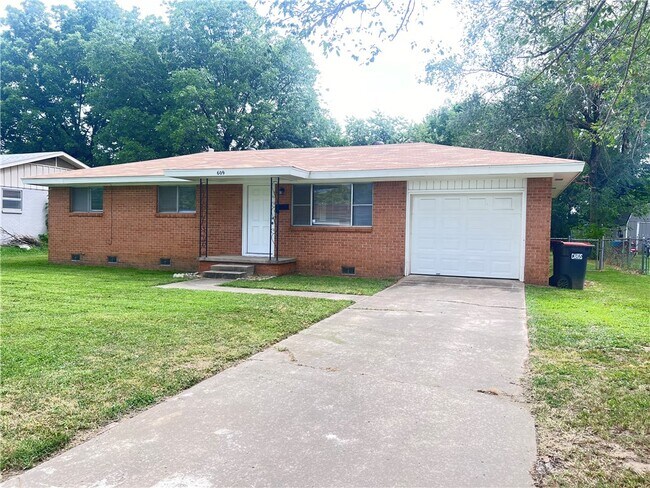 609 Cedar St in Springdale, AR - Building Photo - Building Photo